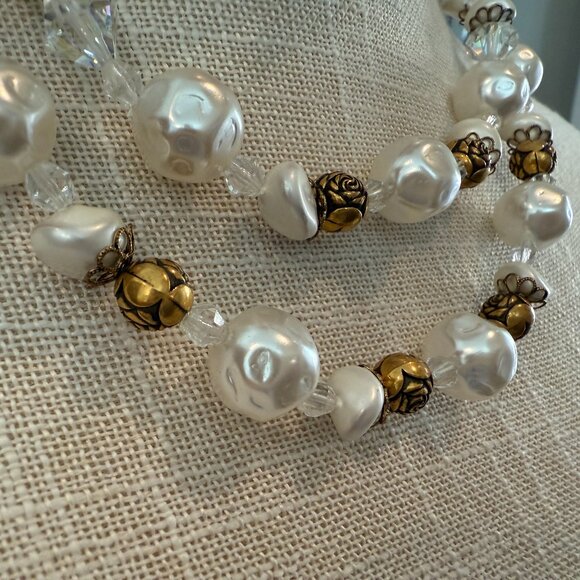 Gorgeous Necklace and Clip On Earrings Set - Picture 3 of 9